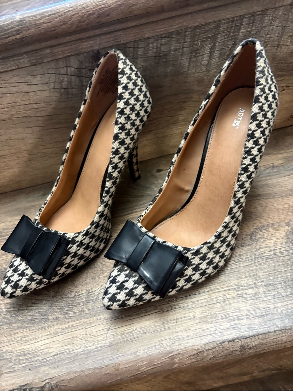 Apt. 9 Black and White Houndstooth Pointed Toe Heels with Black Bow - Picture 2 of 12